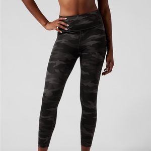 Athleta Ultimate Stash Pocket Camo 7/8 Tight
